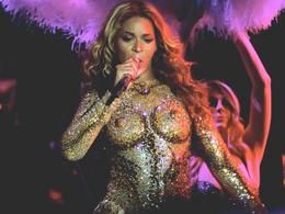 Beyoncé, un tour griffato Emilio Pucci e Stuart Weitzman