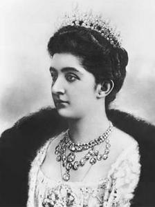  Elena di Savoia (nata nel 1873, morta nel 1952), seconda regina d’Italia, era moglie di Vittorio Emanuele III e madre di Umberto II. Attivissima nelle opere di carità, nel 2001 è stata proclamata Serva di Dio.