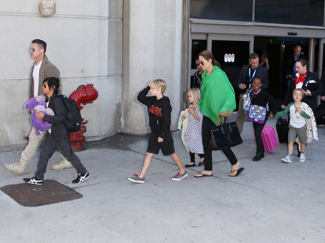 Angelina Jolie and Brad Pitt con i figli Pax, Shiloh, Zahara, Knox e Vivienne