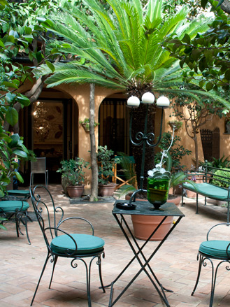 In viaggio, a casa d'altri In viaggio, a casa d'altri